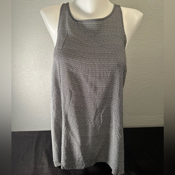 Old navy women’s patterned tank size L - Picture 1 of 4